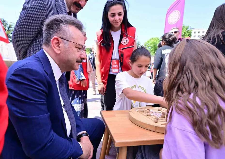 Vali Aksoy, ’Geleneksel Oyunlar Tırı’nı ziyaret etti