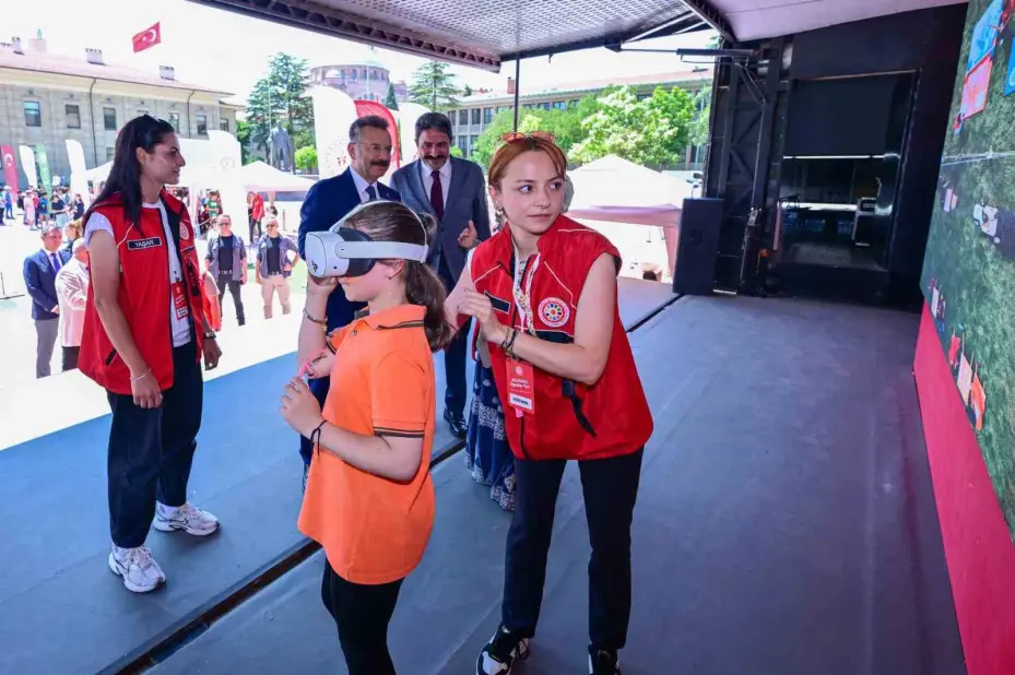 Vali Aksoy, ’Geleneksel Oyunlar Tırı’nı ziyaret etti