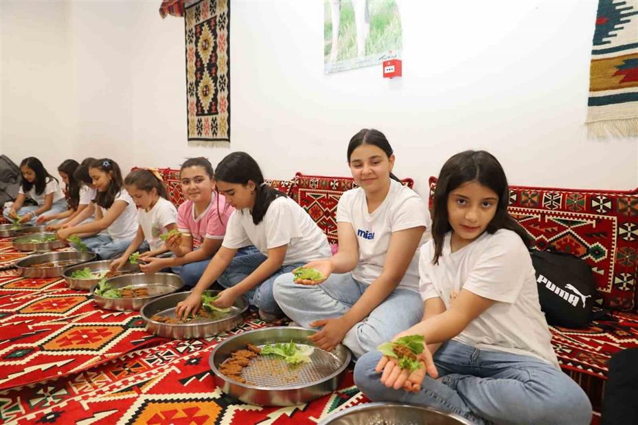 Öğrenciler aileleriyle çiğköfte yoğurdu
