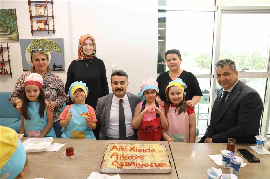 Öğrenciler aileleriyle çiğköfte yoğurdu