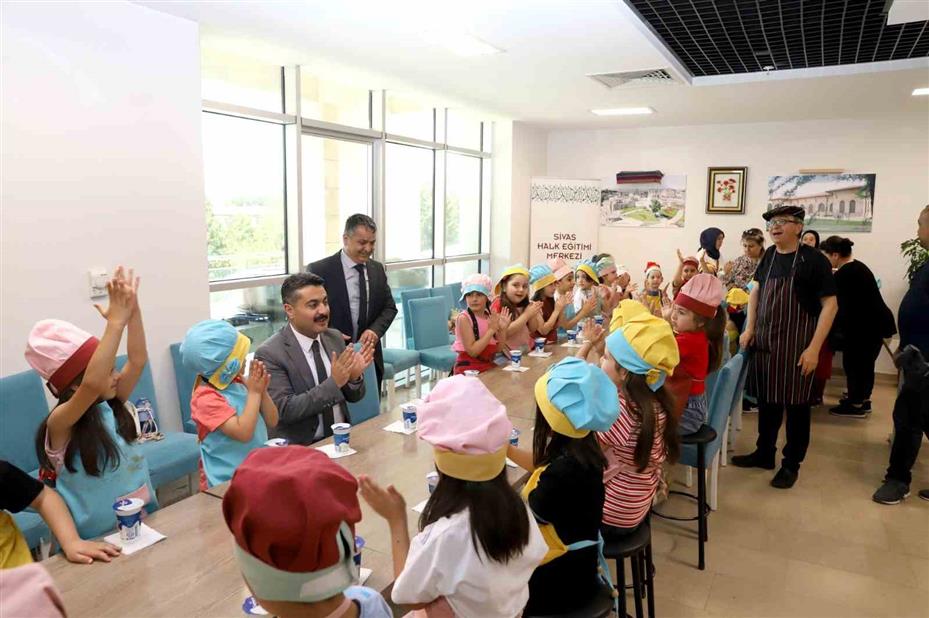 Öğrenciler aileleriyle çiğköfte yoğurdu