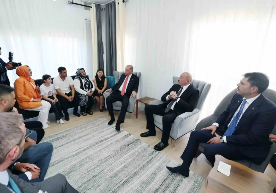 Cumhurbaşkanı Erdoğan ve Aliyev, Kahramanmaraş’ta depremzede bir aileyi ziyaret etti