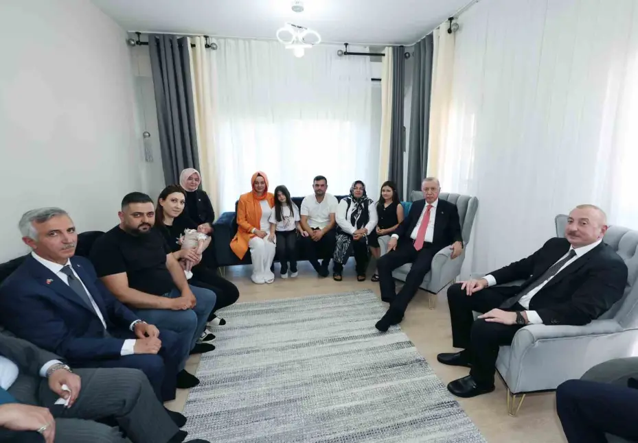 Cumhurbaşkanı Erdoğan ve Aliyev, Kahramanmaraş’ta depremzede bir aileyi ziyaret etti