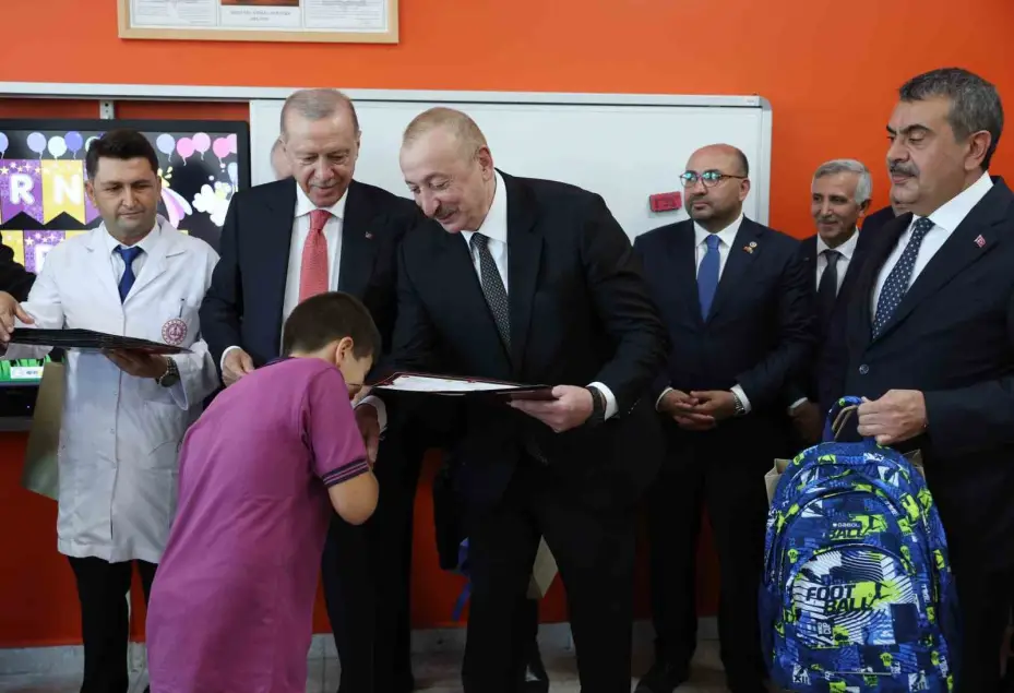 Cumhurbaşkanı Erdoğan ve Aliyev, Kahramanmaraş’ta depremzede bir aileyi ziyaret etti