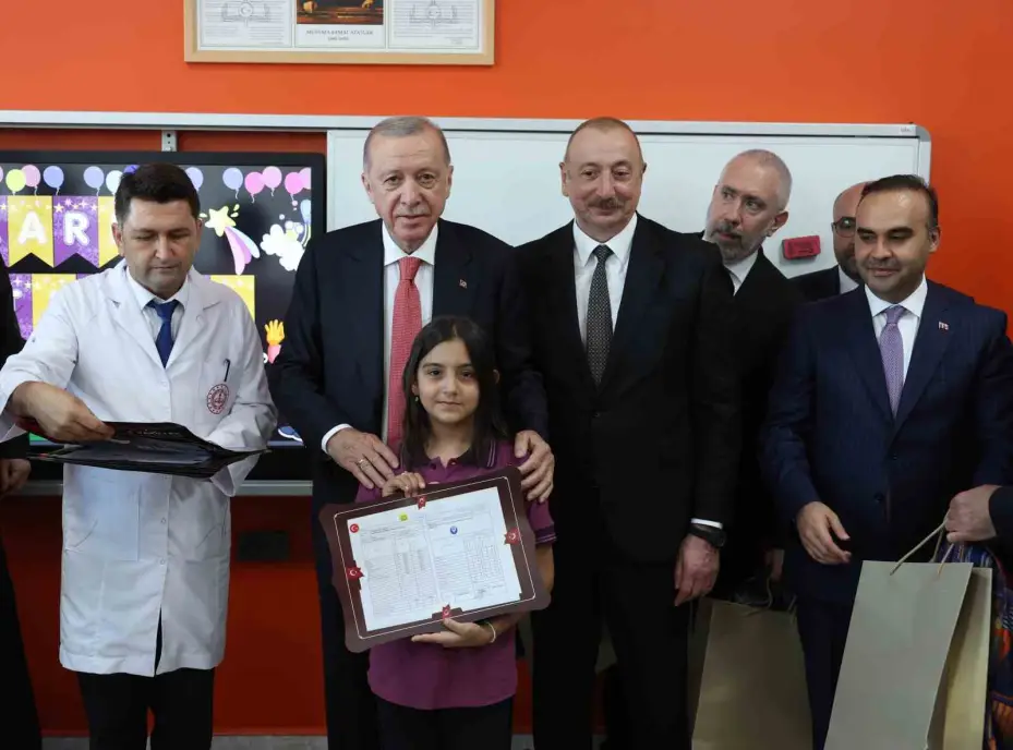 Cumhurbaşkanı Erdoğan ve Aliyev, Kahramanmaraş’ta depremzede bir aileyi ziyaret etti