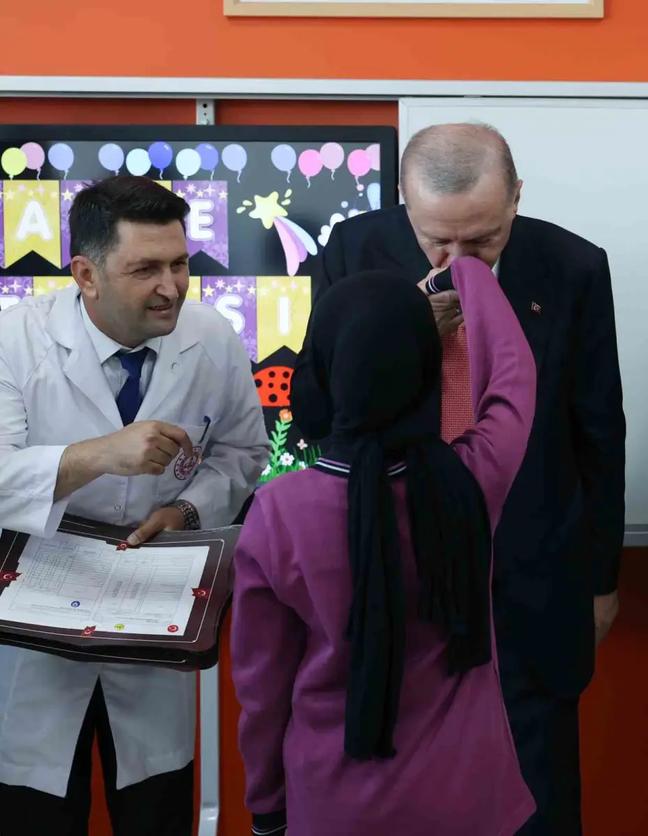 Cumhurbaşkanı Erdoğan ve Aliyev, Kahramanmaraş’ta depremzede bir aileyi ziyaret etti