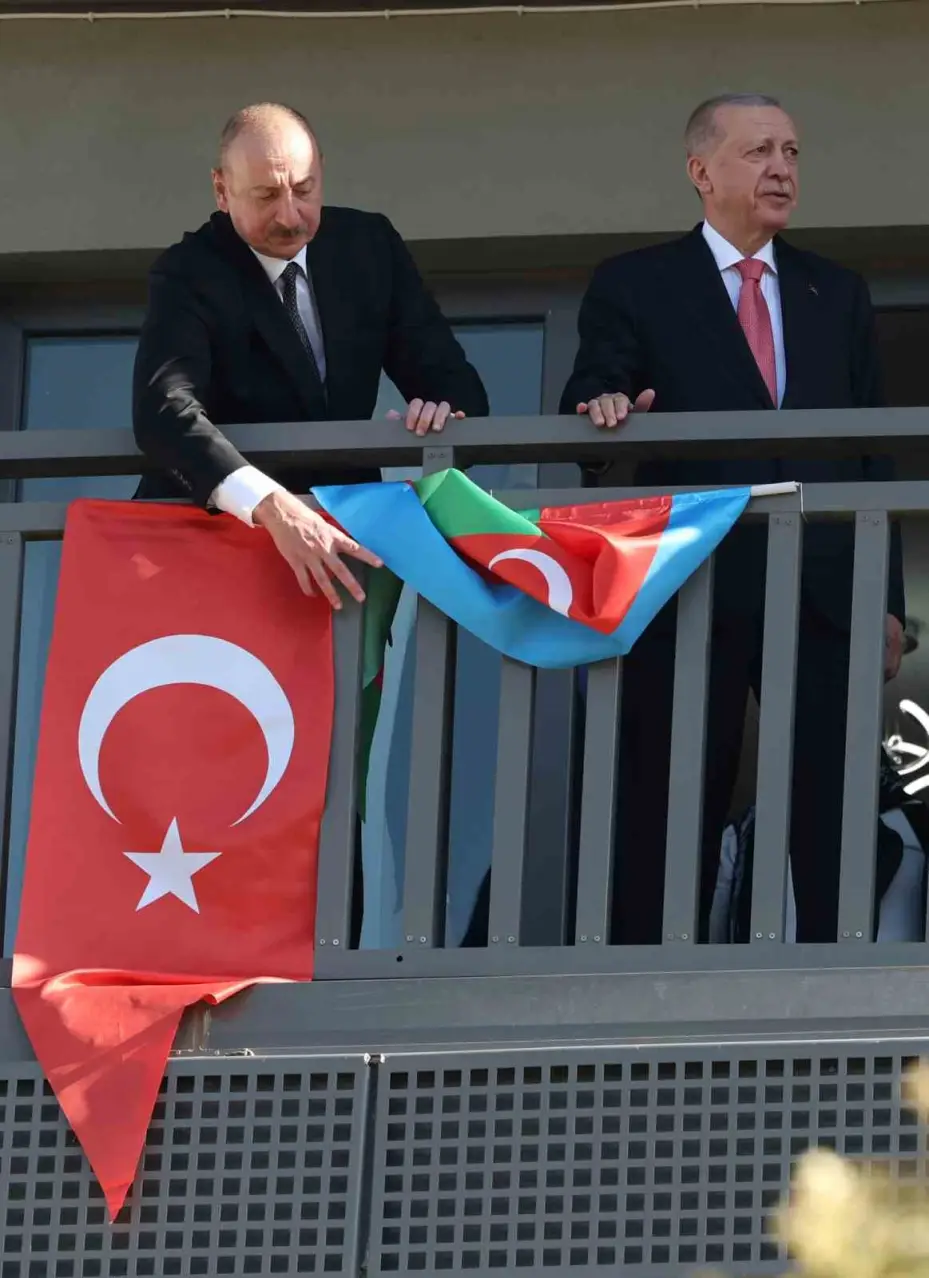Cumhurbaşkanı Erdoğan ve Aliyev, Kahramanmaraş’ta depremzede bir aileyi ziyaret etti
