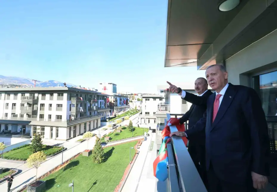 Cumhurbaşkanı Erdoğan ve Aliyev, Kahramanmaraş’ta depremzede bir aileyi ziyaret etti