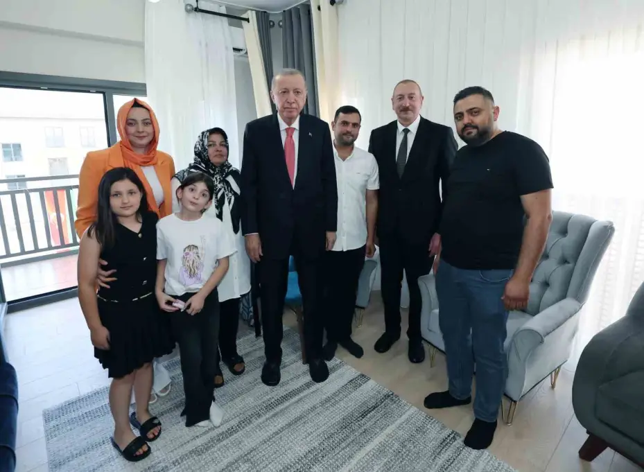 Cumhurbaşkanı Erdoğan ve Aliyev, Kahramanmaraş’ta depremzede bir aileyi ziyaret etti