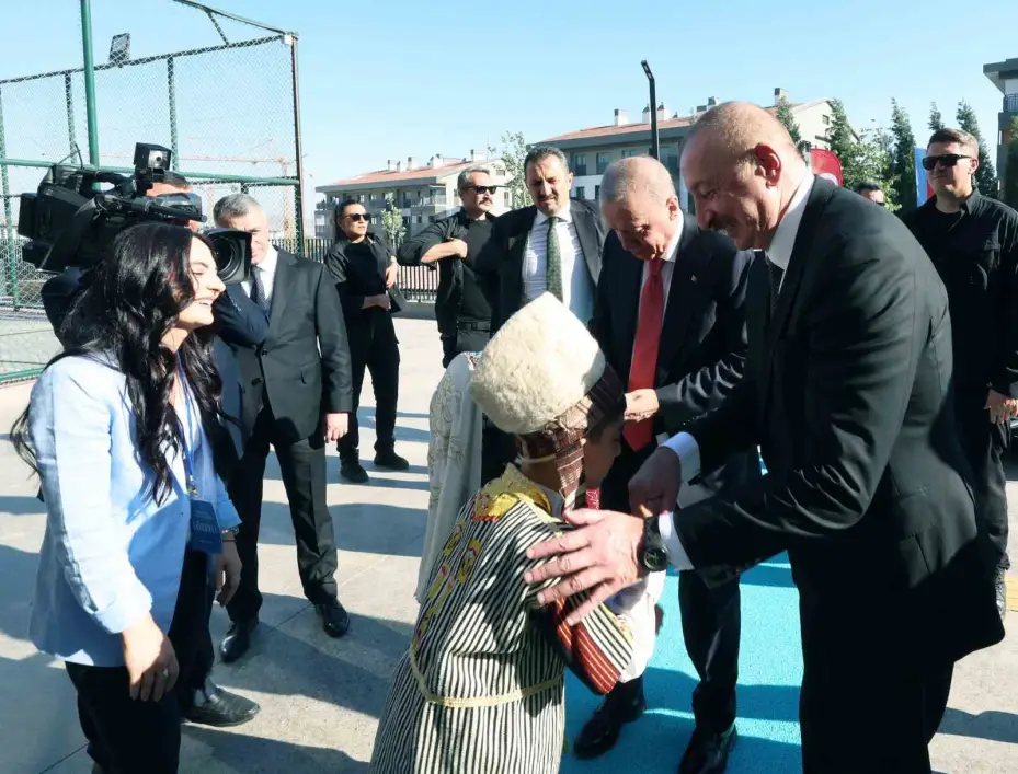Cumhurbaşkanı Erdoğan ve Aliyev, Kahramanmaraş’ta depremzede bir aileyi ziyaret etti