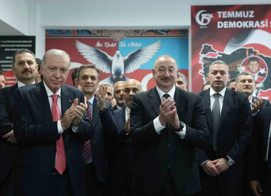 Cumhurbaşkanı Erdoğan ve Aliyev, Kahramanmaraş’ta depremzede bir aileyi ziyaret etti
