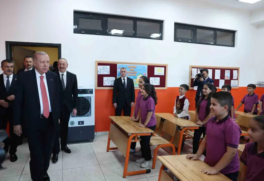 Cumhurbaşkanı Erdoğan ve Aliyev, Kahramanmaraş’ta depremzede bir aileyi ziyaret etti