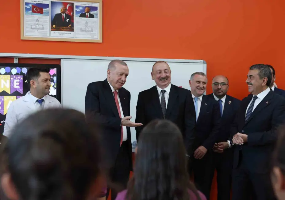 Cumhurbaşkanı Erdoğan ve Aliyev, Kahramanmaraş’ta depremzede bir aileyi ziyaret etti