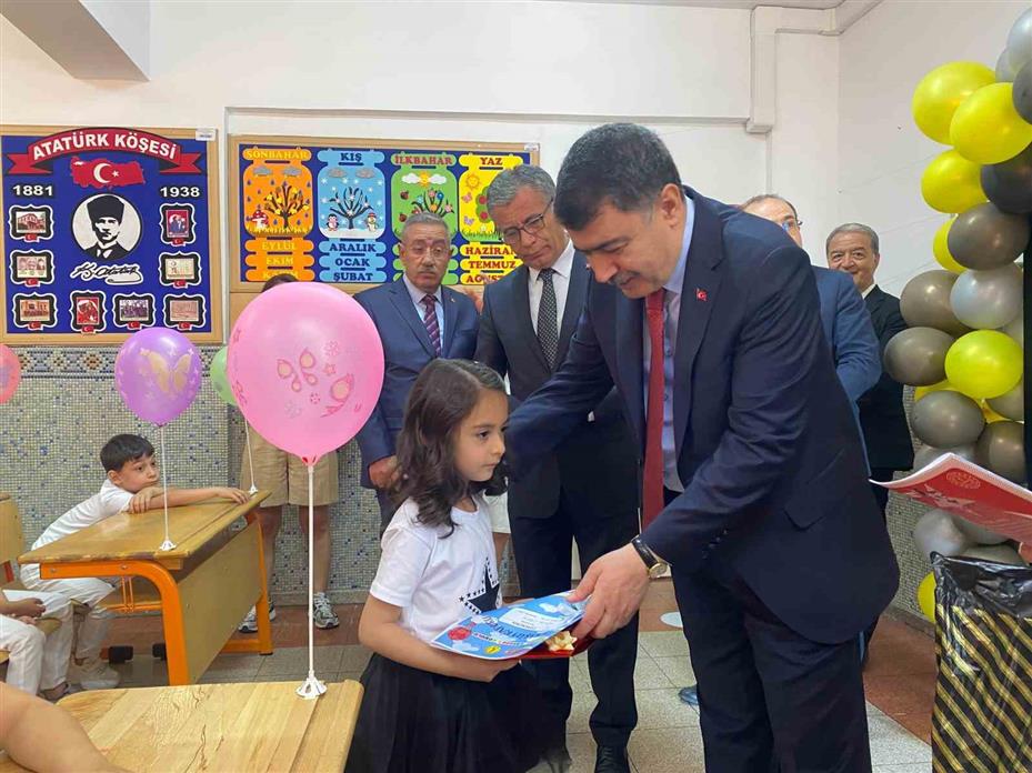 Ankara Valisi Şahin öğrencilere karne dağıttı
