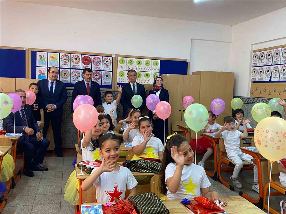 Ankara Valisi Şahin öğrencilere karne dağıttı