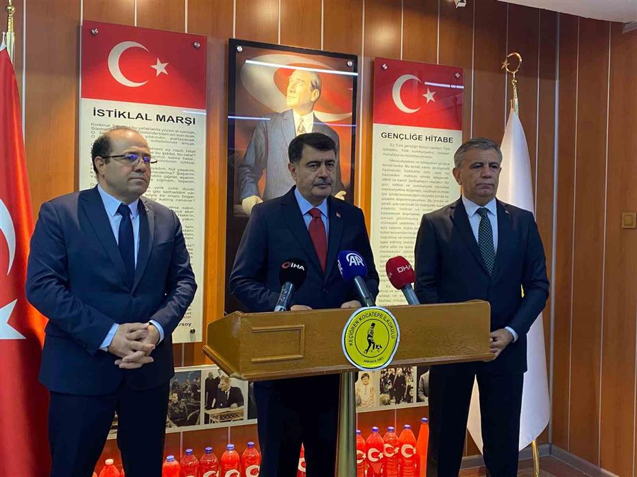 Ankara Valisi Şahin öğrencilere karne dağıttı