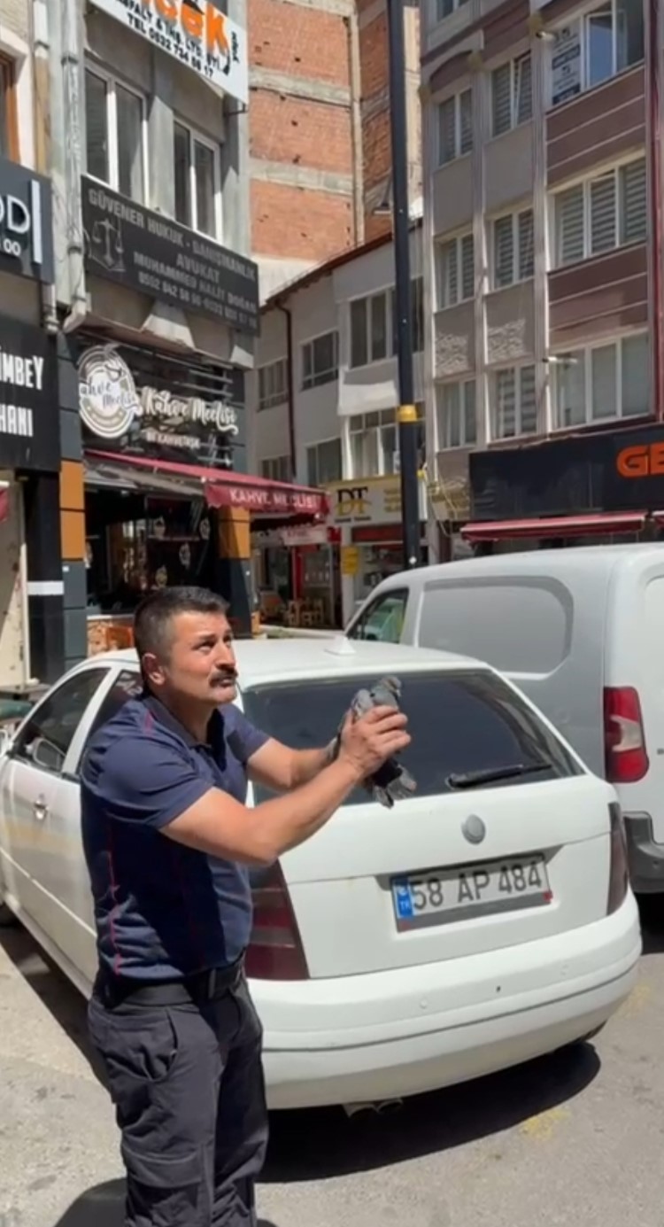 Kuaförün havalandırma boşluğuna sıkışan güvercini itfaiye ekipleri kurtardı