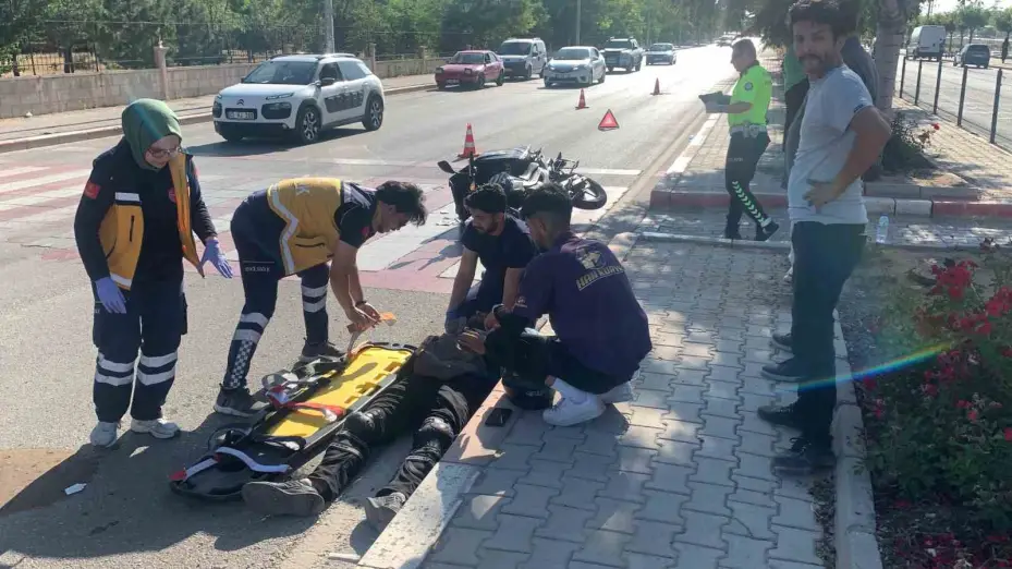 Karaman’da otomobille çarpışan motokurye yaralandı