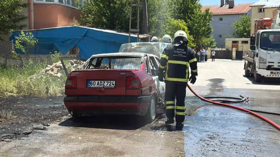 Park halindeki otomobil alev topuna dönerek kullanılamaz hale geldi