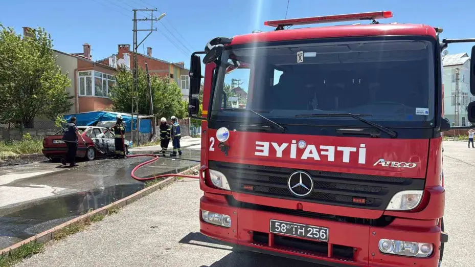 Park halindeki otomobil alev topuna dönerek kullanılamaz hale geldi