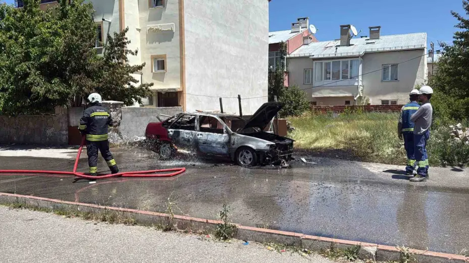 Park halindeki otomobil alev topuna dönerek kullanılamaz hale geldi