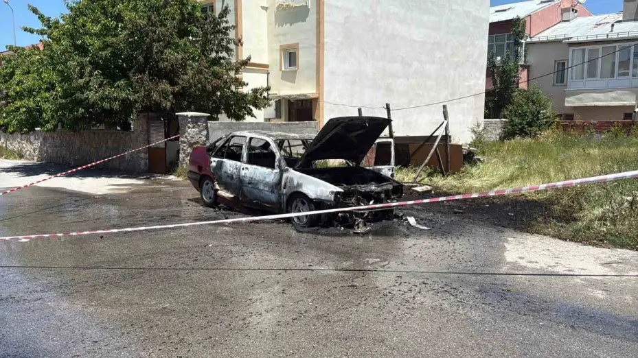 Park halindeki otomobil alev topuna dönerek kullanılamaz hale geldi