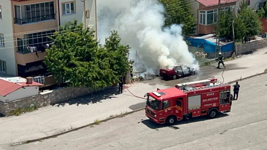 Park halindeki otomobil alev topuna dönerek kullanılamaz hale geldi
