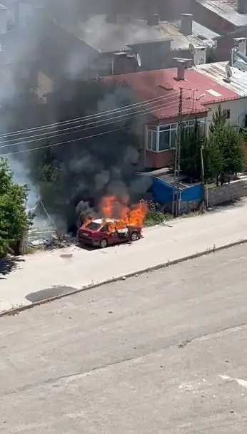 Park halindeki otomobil alev topuna dönerek kullanılamaz hale geldi