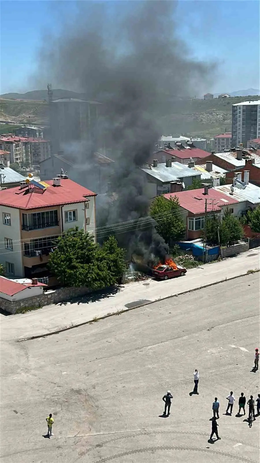 Park halindeki otomobil alev topuna dönerek kullanılamaz hale geldi