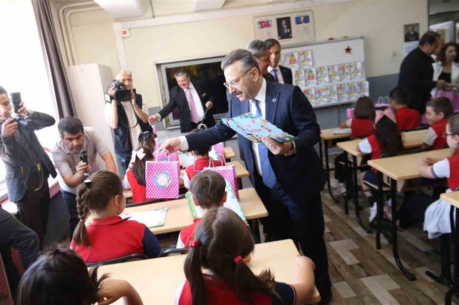 Vali Aksoy, öğrencilerin karne sevincine ortak oldu