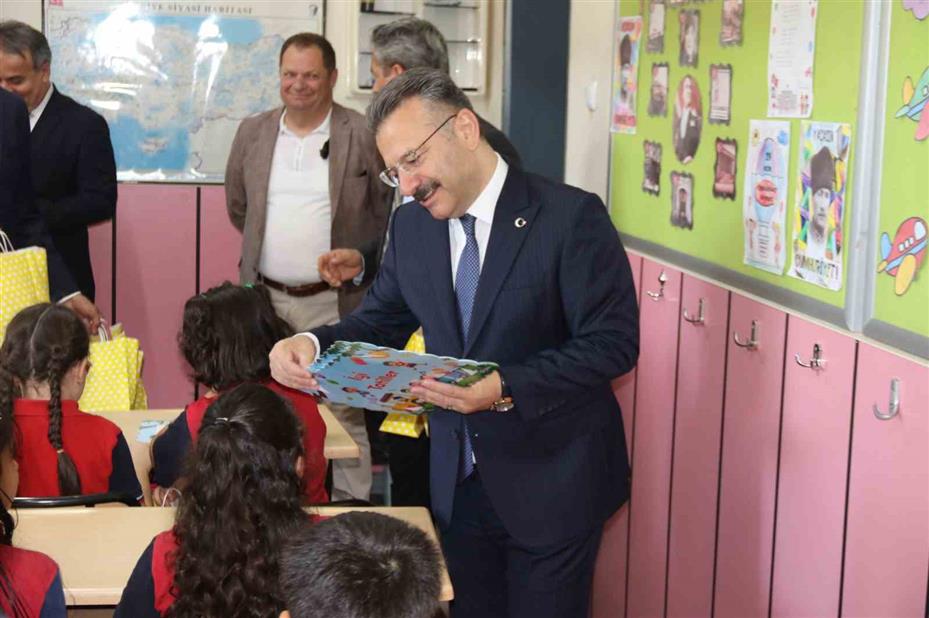Vali Aksoy, öğrencilerin karne sevincine ortak oldu
