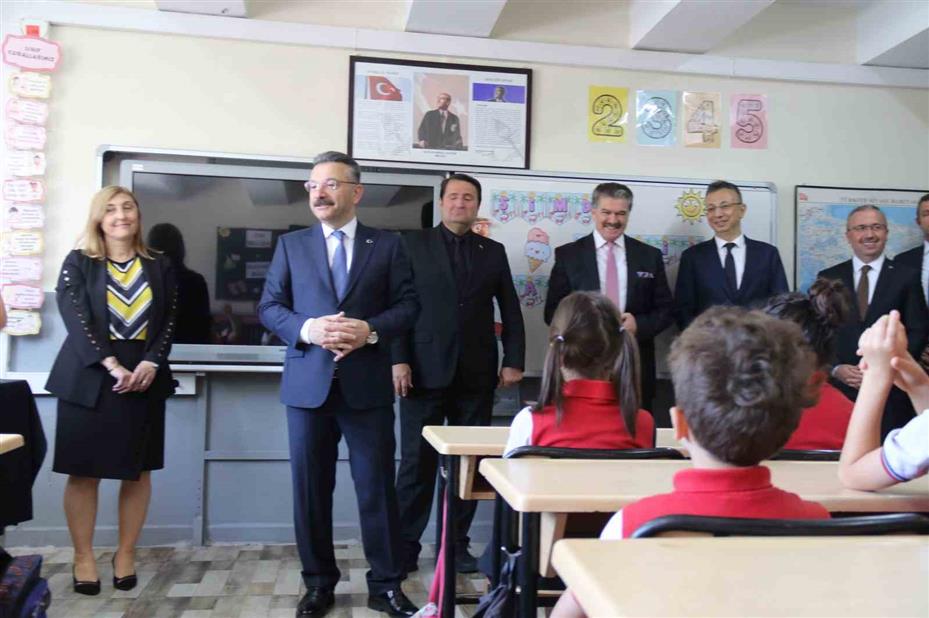 Vali Aksoy, öğrencilerin karne sevincine ortak oldu