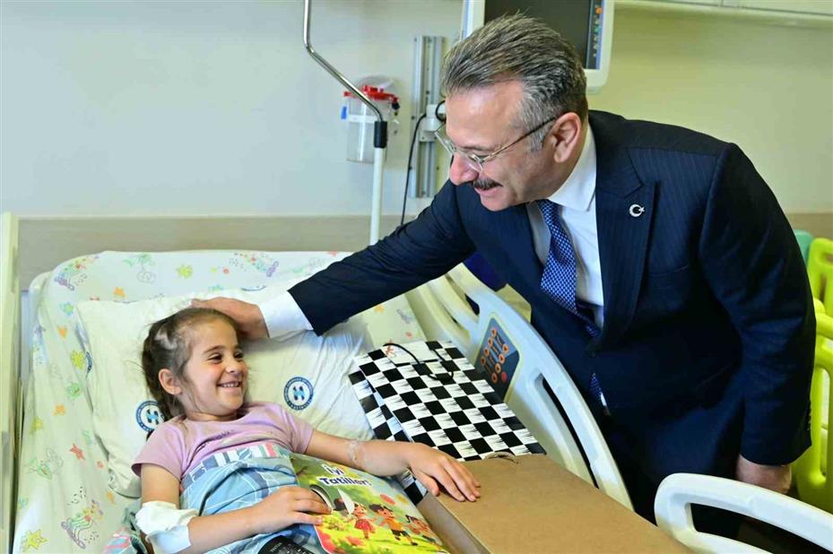 Hastanede tedavi gören öğrencilere karnelerini Vali Aksoy dağıttı