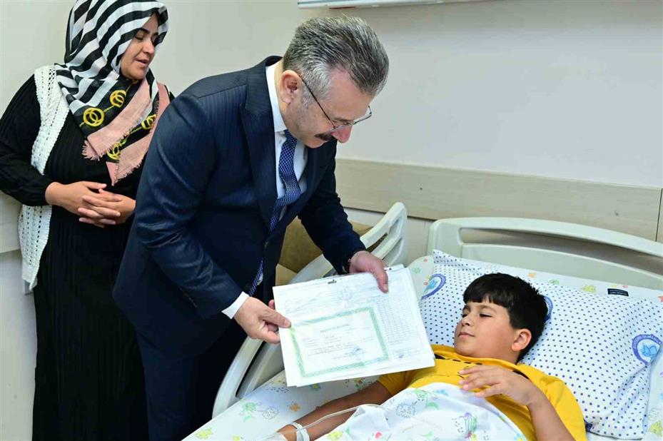 Hastanede tedavi gören öğrencilere karnelerini Vali Aksoy dağıttı
