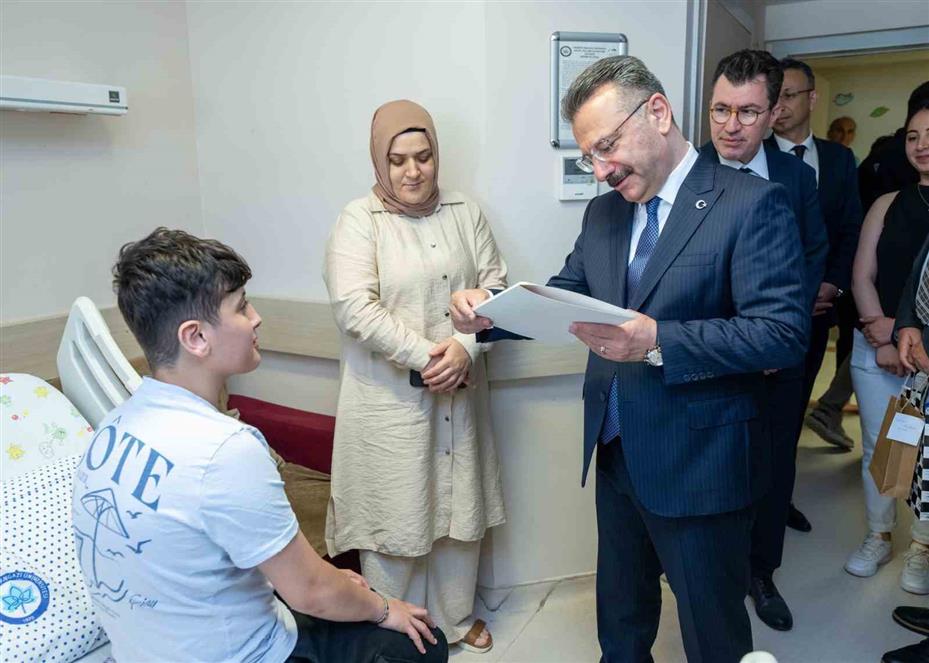 Hastanede tedavi gören öğrencilere karnelerini Vali Aksoy dağıttı