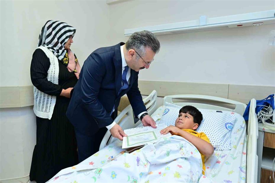 Hastanede tedavi gören öğrencilere karnelerini Vali Aksoy dağıttı