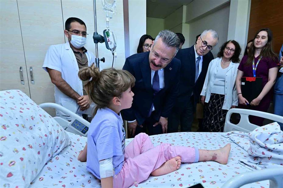 Hastanede tedavi gören öğrencilere karnelerini Vali Aksoy dağıttı