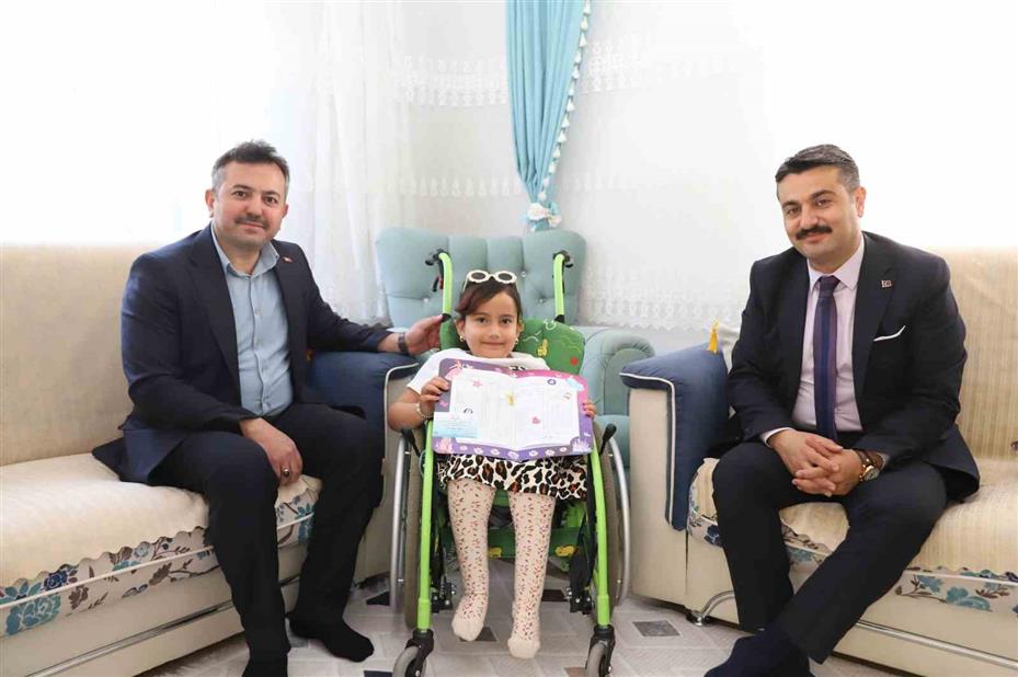 Sivas’ta evde eğitim alan öğrencilere özel karne ziyareti
