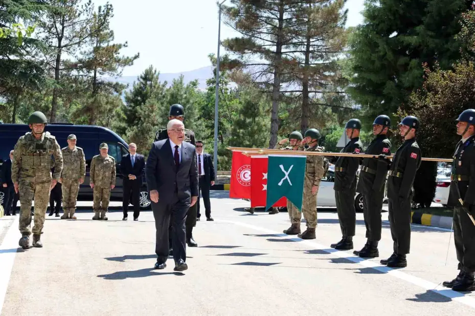 Bakan Güler 8’inci Kolordu Komutanlığında incelemelerde bulundu