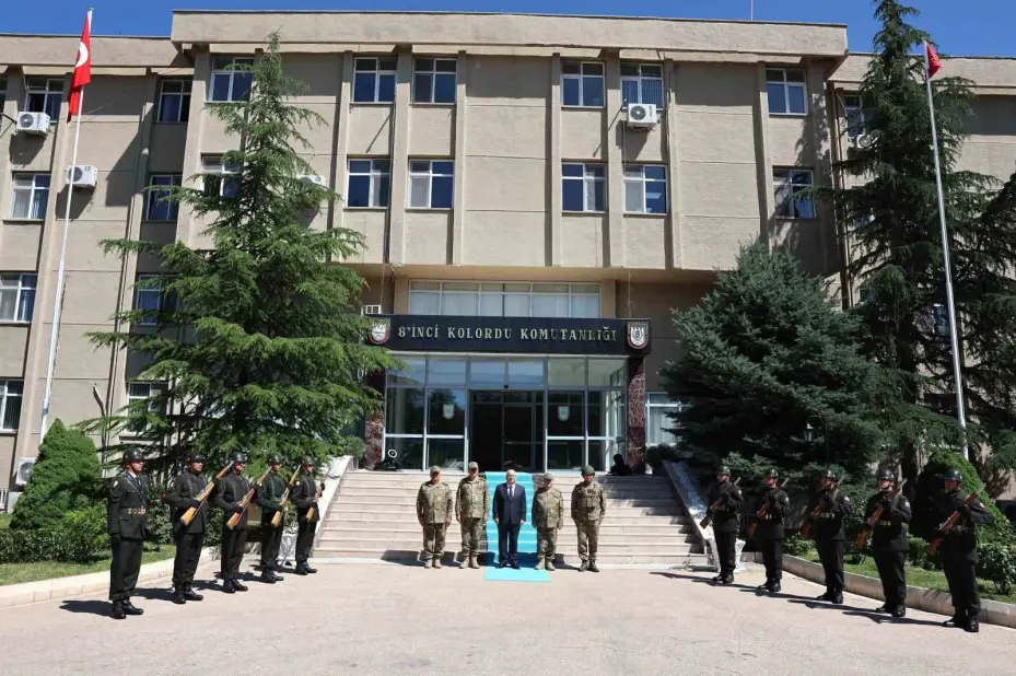Bakan Güler 8’inci Kolordu Komutanlığında incelemelerde bulundu