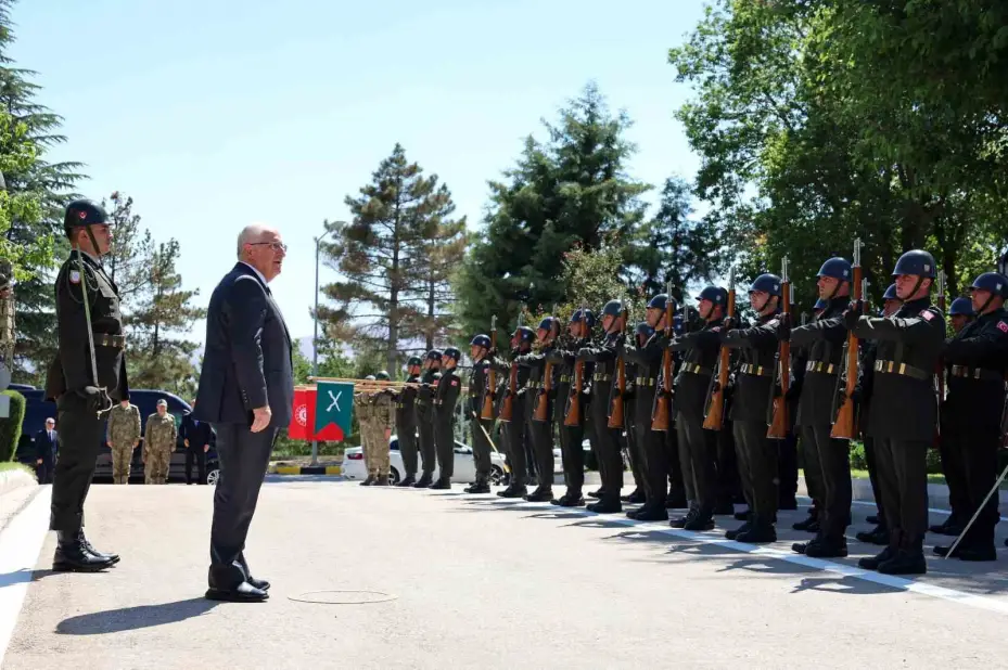 Bakan Güler 8’inci Kolordu Komutanlığında incelemelerde bulundu