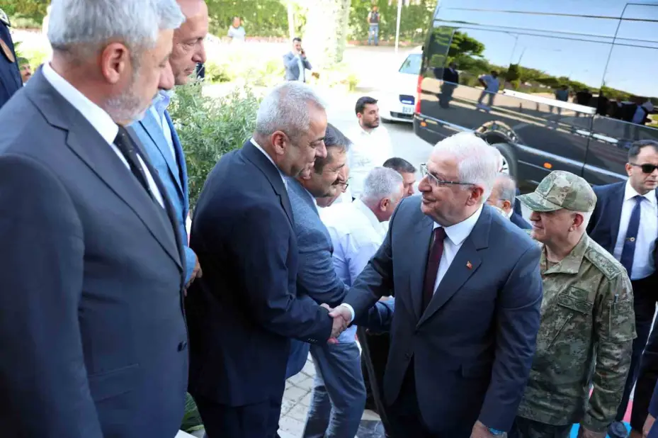 Bakan Güler 8’inci Kolordu Komutanlığında incelemelerde bulundu