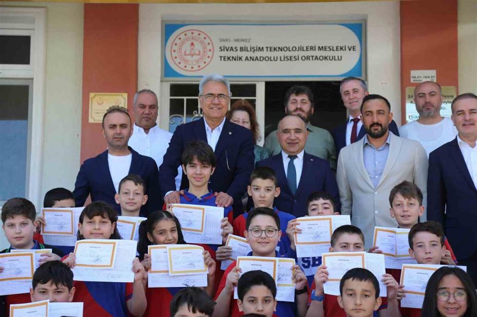 STSO Başkanı Özdemir, öğrencilerin karne heyecanına ortak oldu