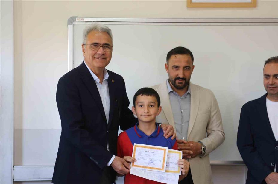 STSO Başkanı Özdemir, öğrencilerin karne heyecanına ortak oldu