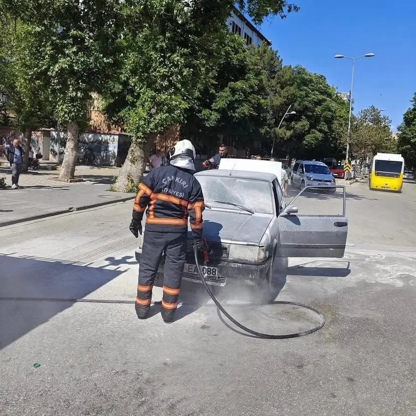 Çankırı’da seyir halindeki otomobil alev aldı