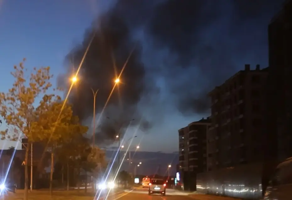 Şehrin merkezindeki çöplükten yükselen alevler korkuttu
