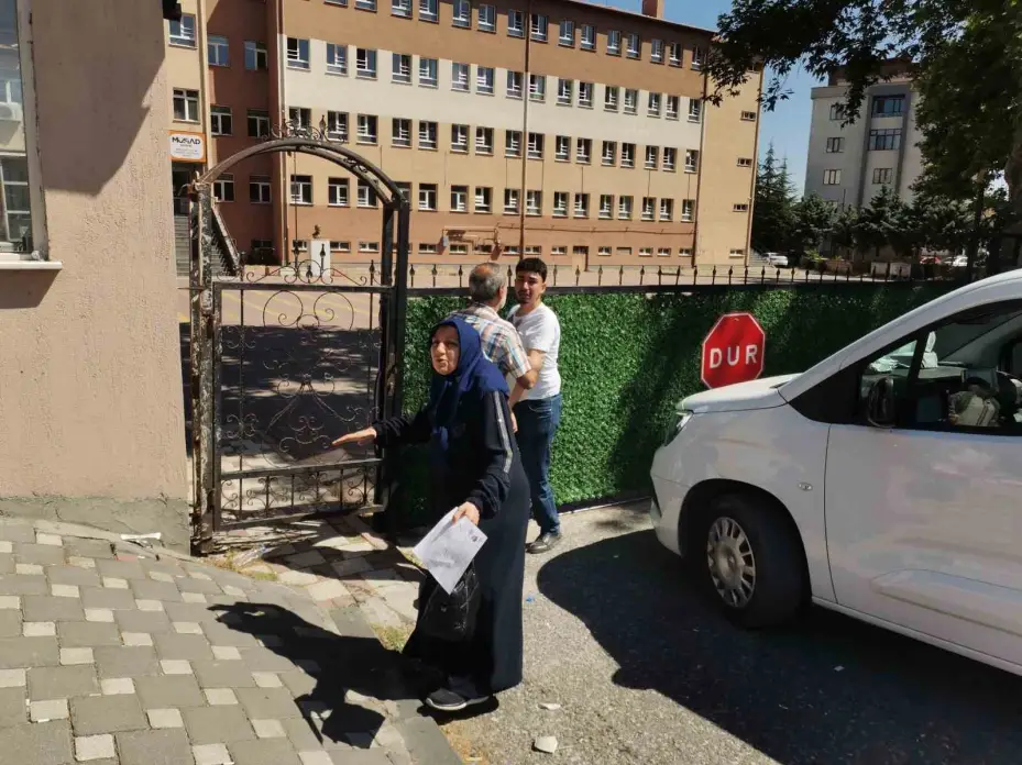 Sınava geç kalan öğrencinin ailesinden gazetecilere tepki