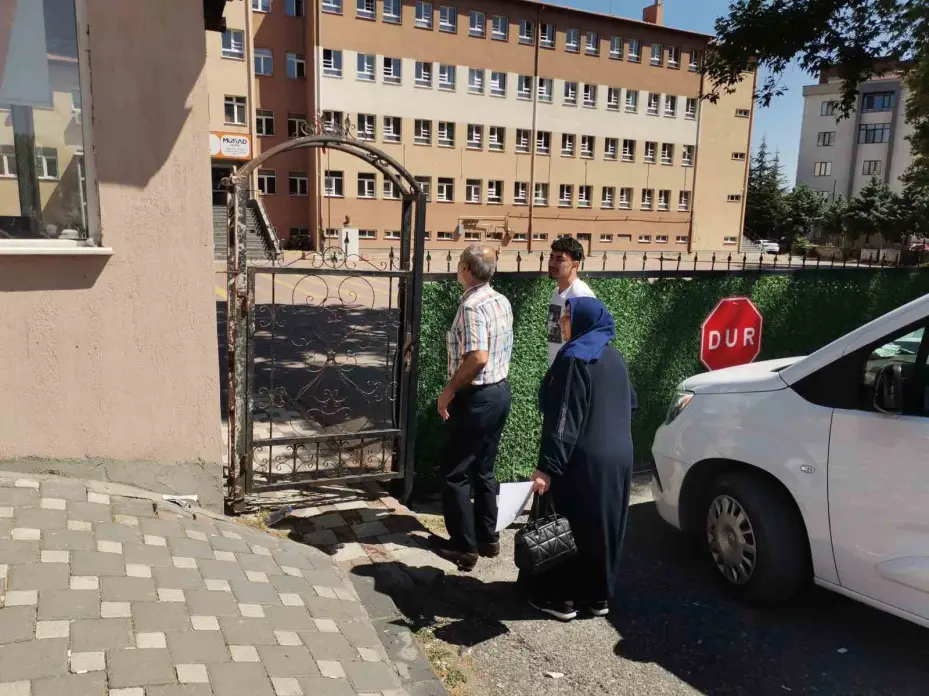 Sınava geç kalan öğrencinin ailesinden gazetecilere tepki