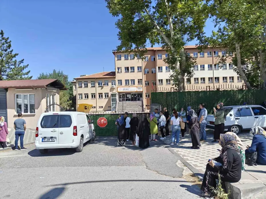 Sınava geç kalan öğrencinin ailesinden gazetecilere tepki