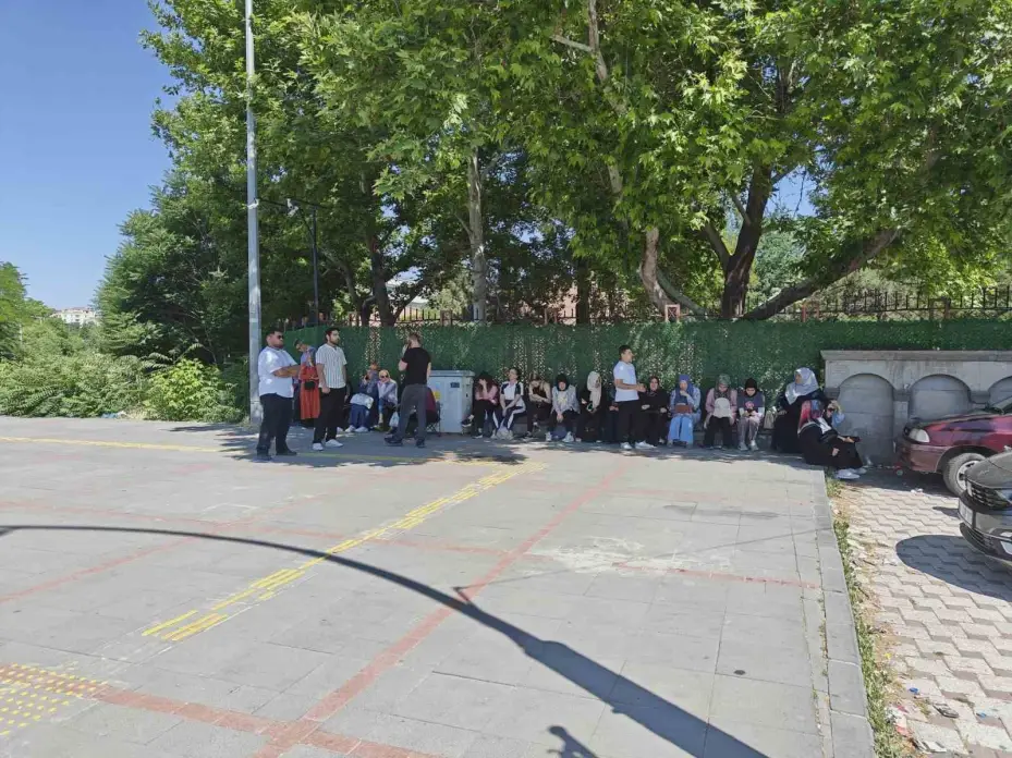 Sınava geç kalan öğrencinin ailesinden gazetecilere tepki